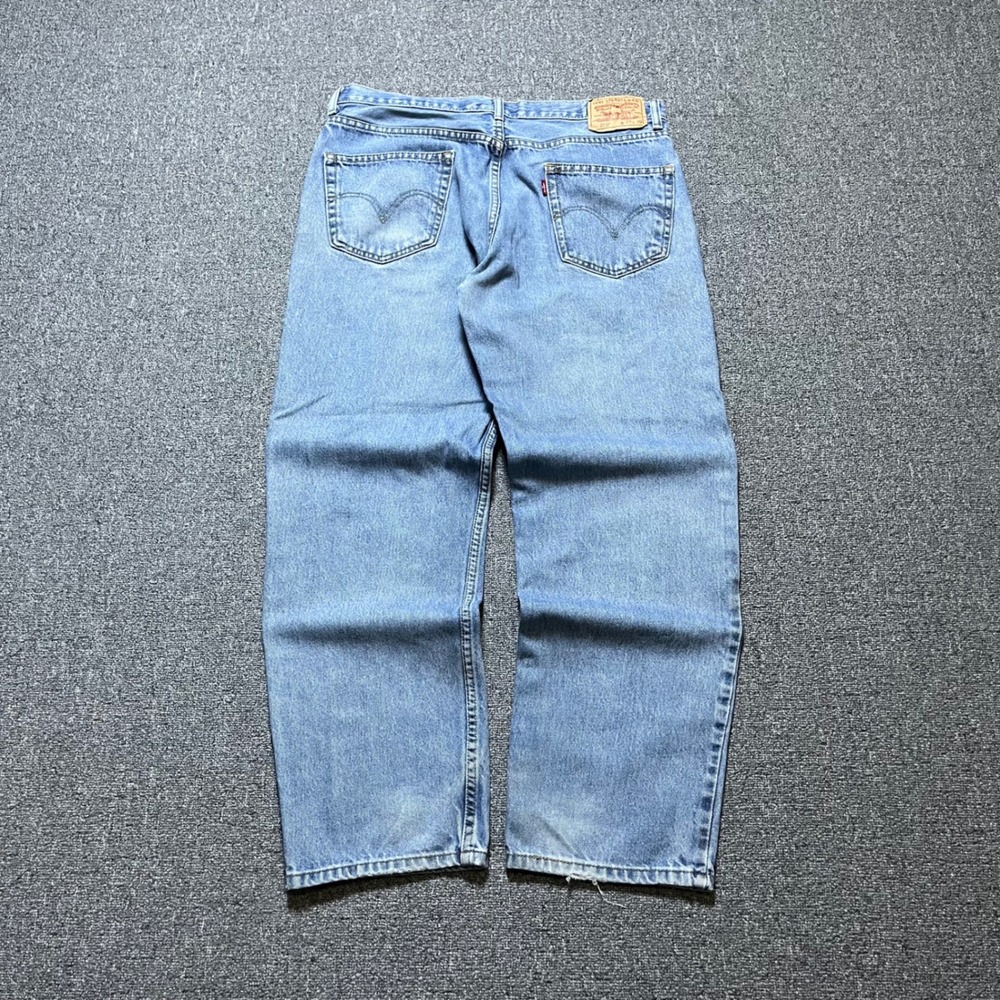 Vintage Levis 550 Relaxed Fit Jeans 35x30 Blue Light Wash Tapered Denim 90s